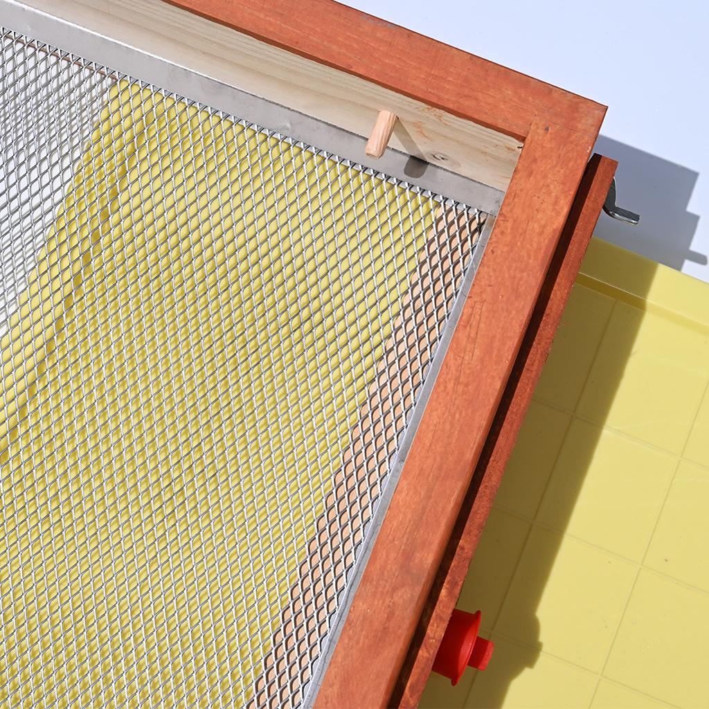 Full mesh varroa bottom board - Langstroth - complete, painted