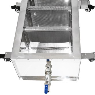 Honey container with cascade strainer and Mellarius cover