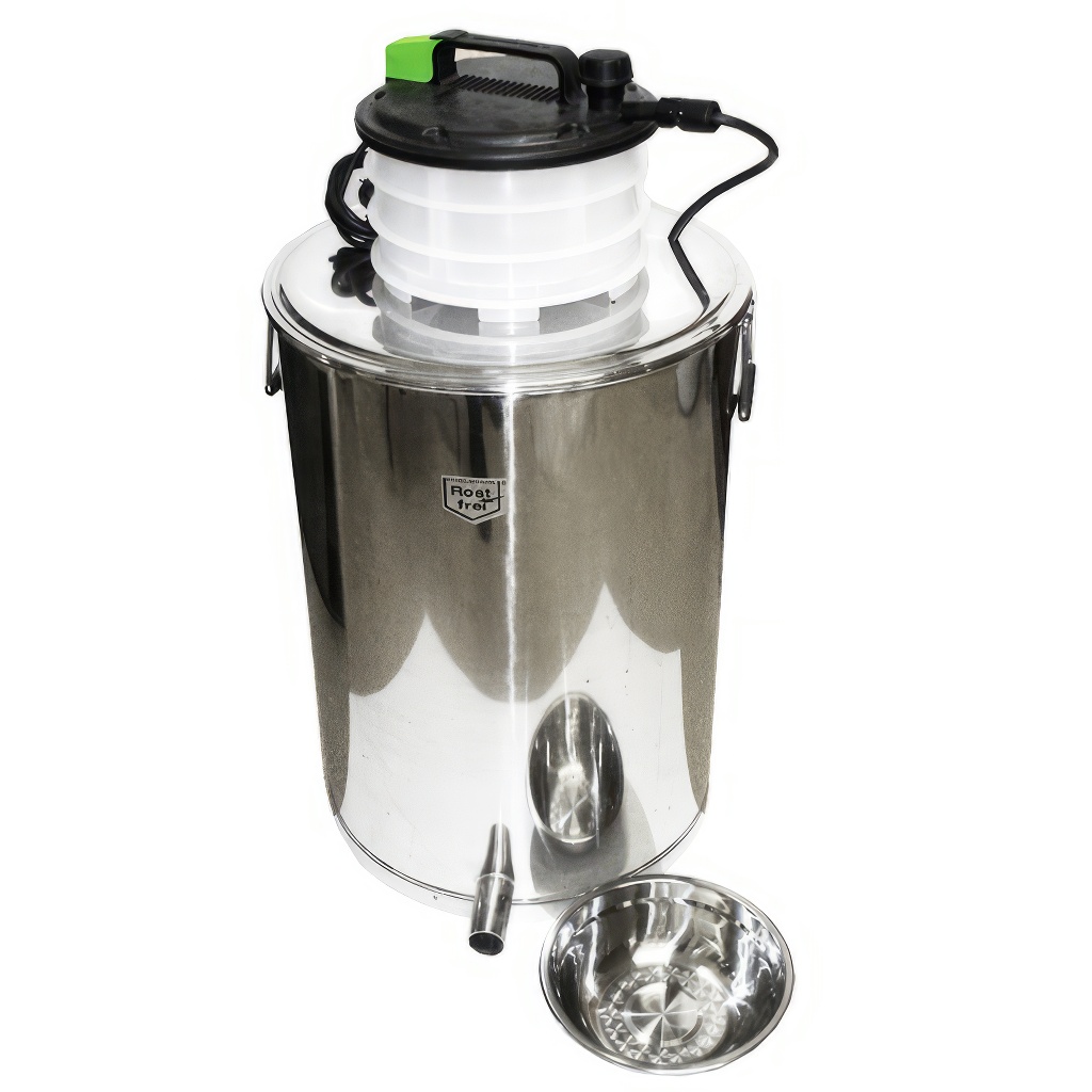 Round wax melter with steam generator